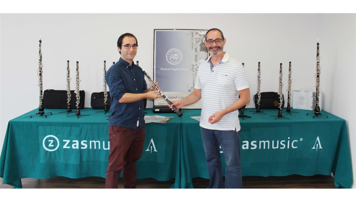 Zasmusic hace entrega de un oboe a la Unió Musical Eslidense 